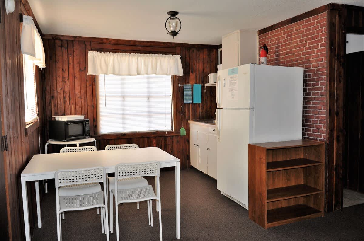 Lakeside Log Cabin for 4, Pool, Game Room, Fishing