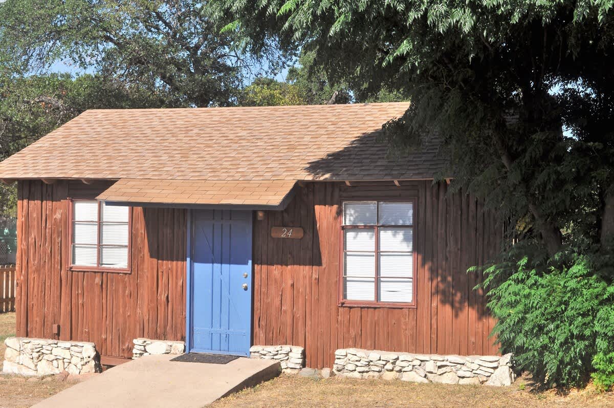 Lakeside Log Cabin for 4, Pool, Game Room, Fishing