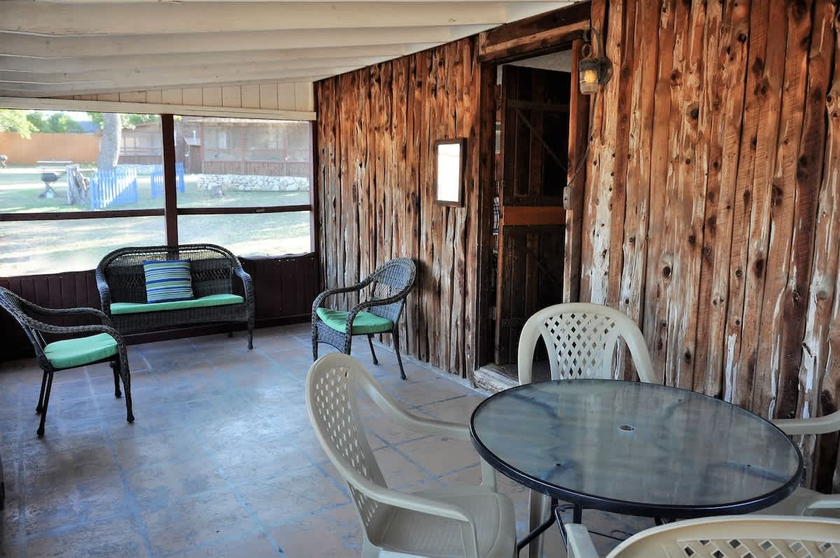 Lakeside Log Cabin for 4, Pool, Game Room, Fishing