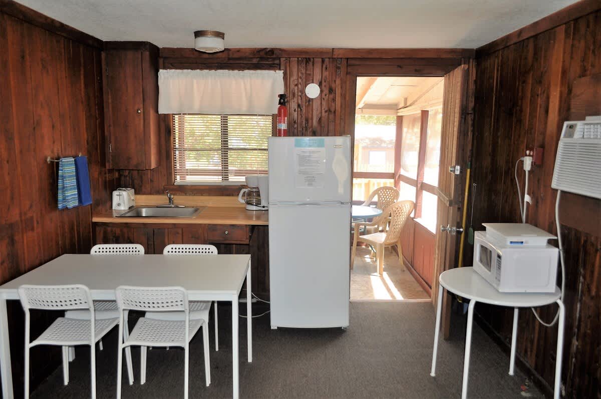 Lakeside Log Cabin for 4, Pool, Game Room, Fishing