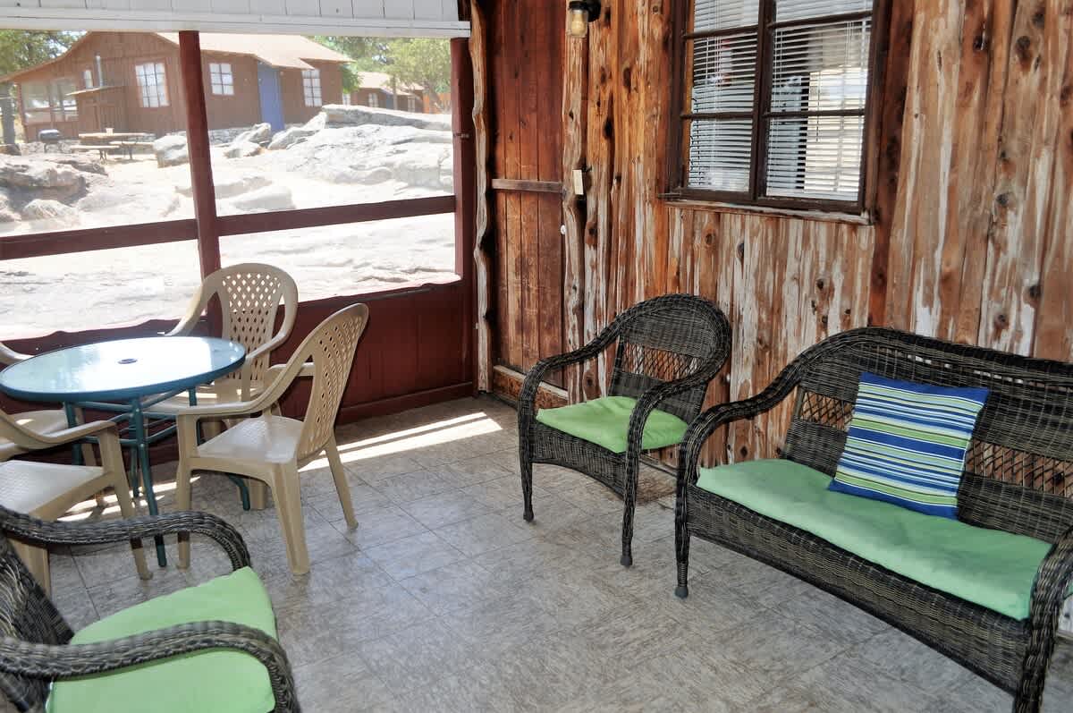 Lakeside Log Cabin for 4, Pool, Game Room, Fishing