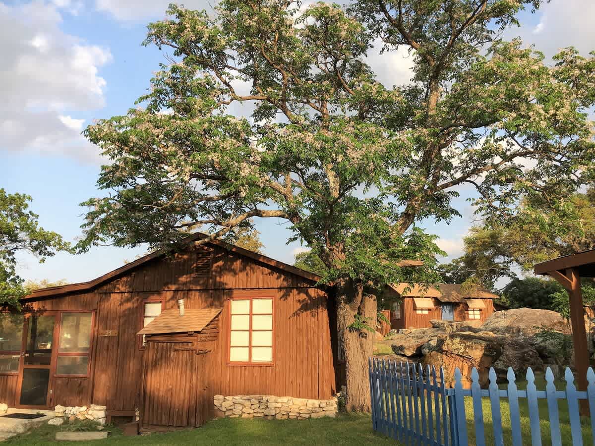 Lakeside Log Cabin for 4, Pool, Game Room, Fishing