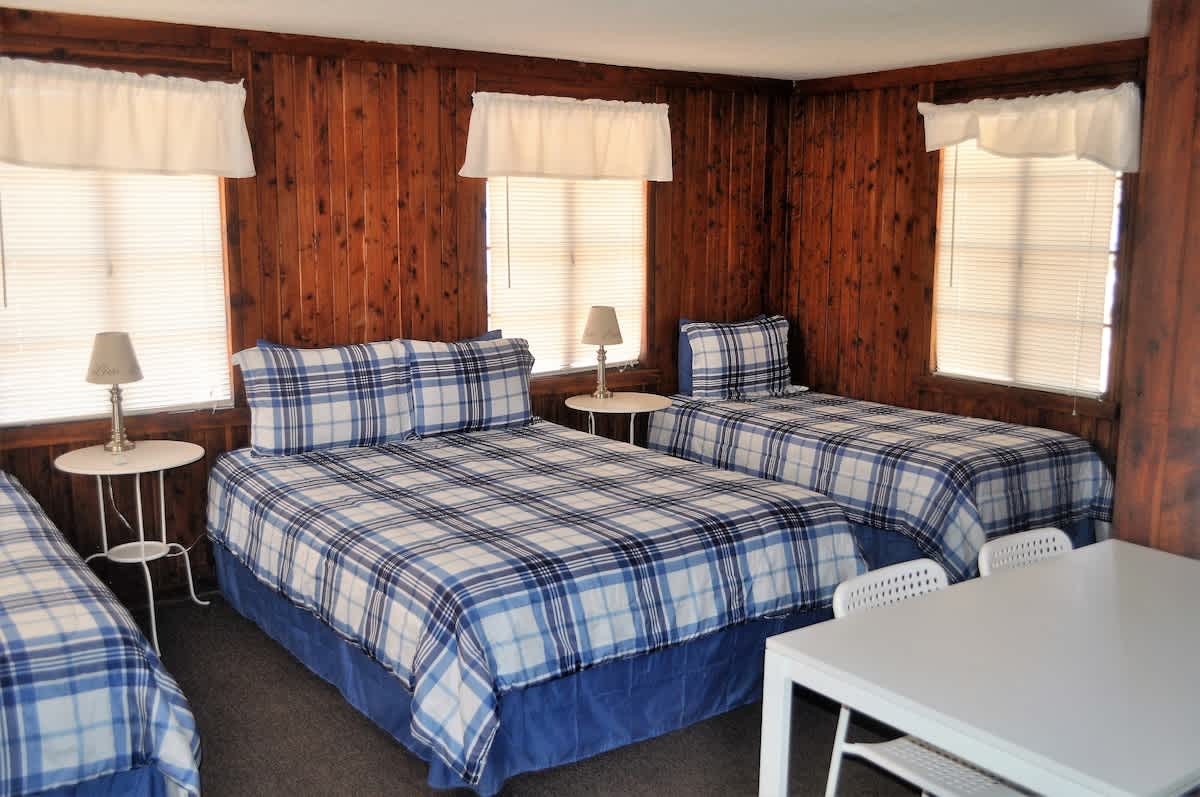 Lakeside Log Cabin for 4, Pool, Game Room, Fishing