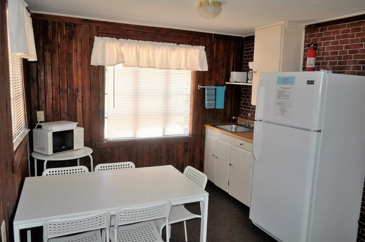 Lakeside Log Cabin for 8, Pool, Game Room, Fishing