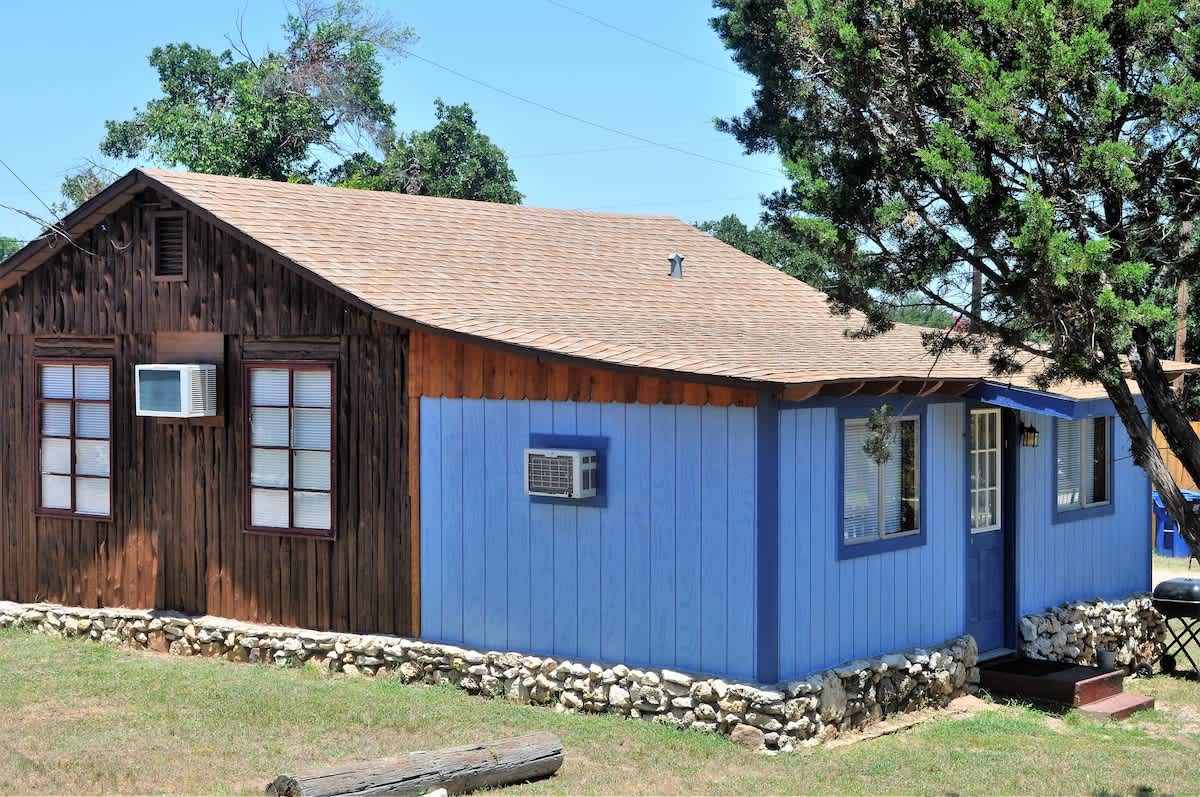 Lakeside Log Cabin for 8, Pool, Game Room, Fishing