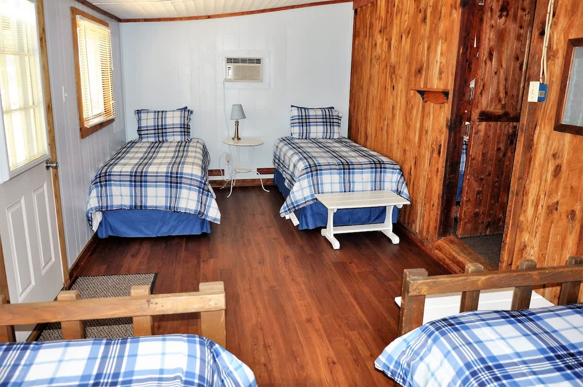 Lakeside Log Cabin for 8, Pool, Game Room, Fishing