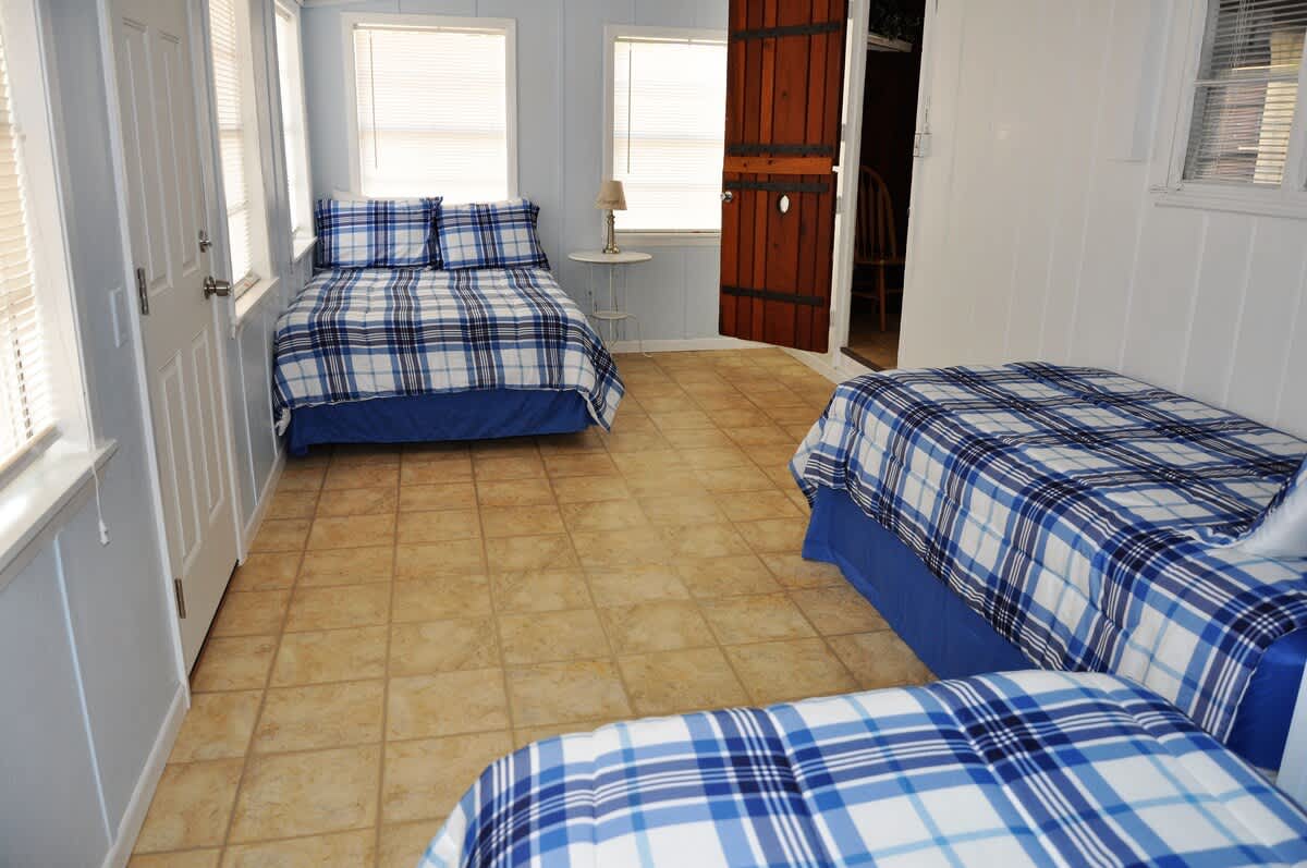 Lakeside Log Cabin for 12, Pool, Game Room,Fishing
