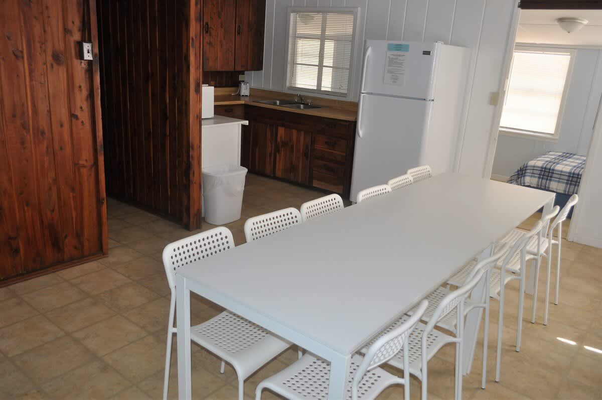 Lakeside Log Cabin for 12, Pool, Game Room,Fishing