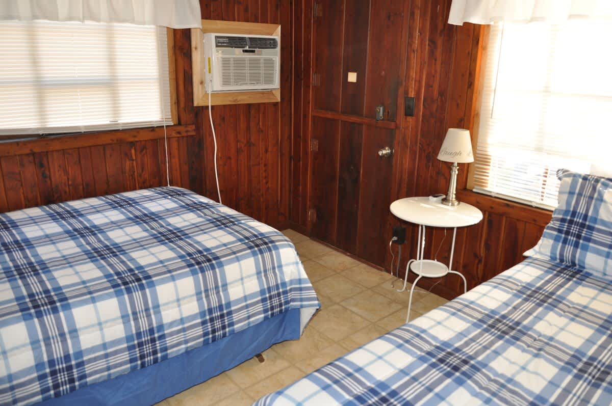 Lakeside Log Cabin for 12, Pool, Game Room,Fishing
