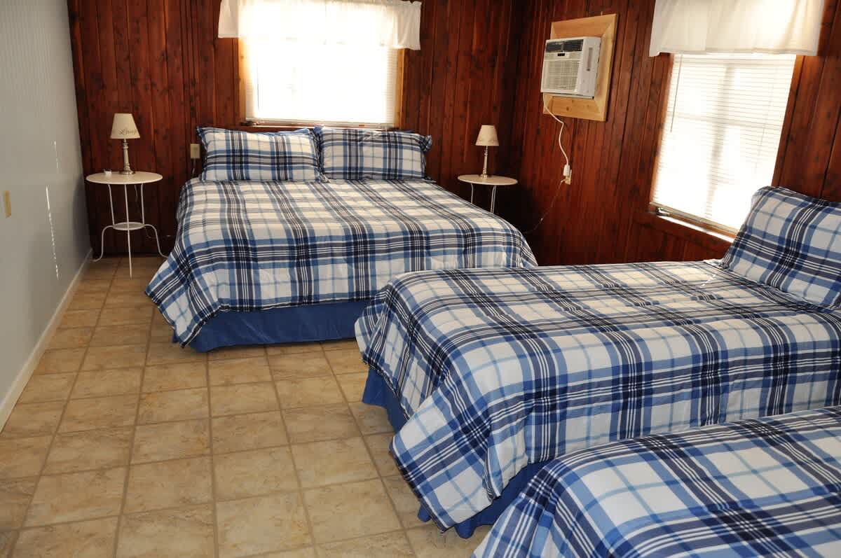 Lakeside Log Cabin for 12, Pool, Game Room,Fishing