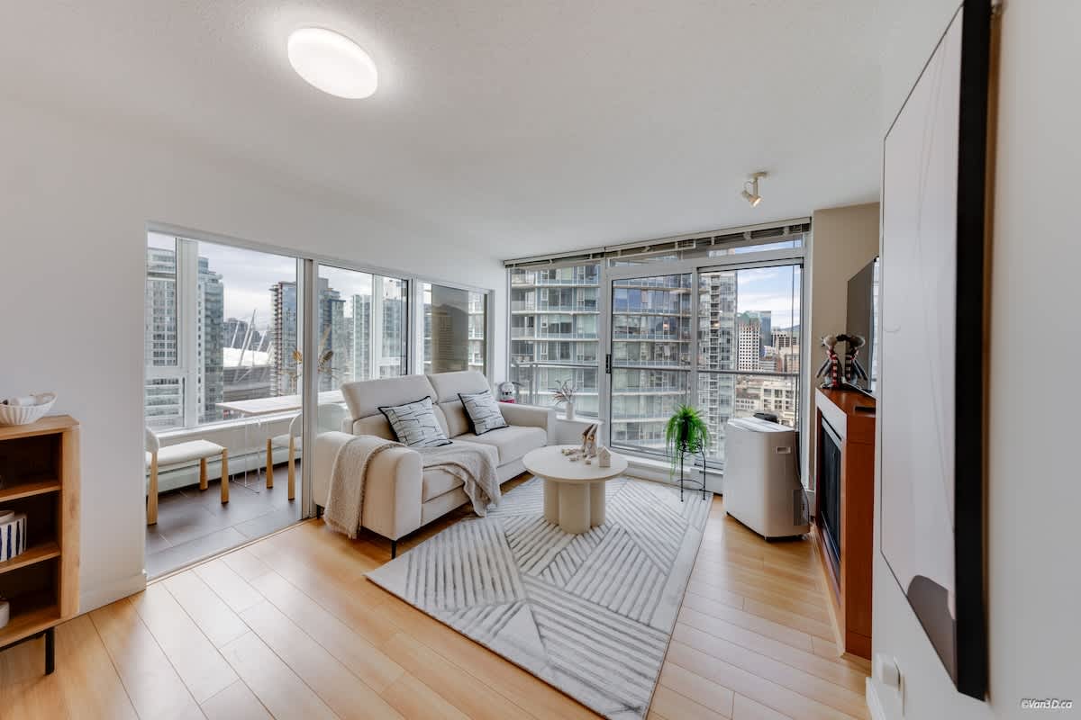 Bright Downtown Retreat | 2BR 2BA