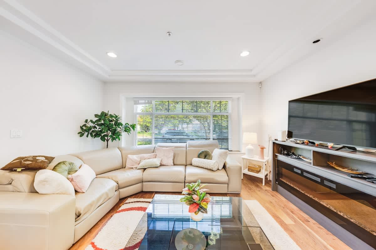 Bright Modern 4BR Home | Free Parking 