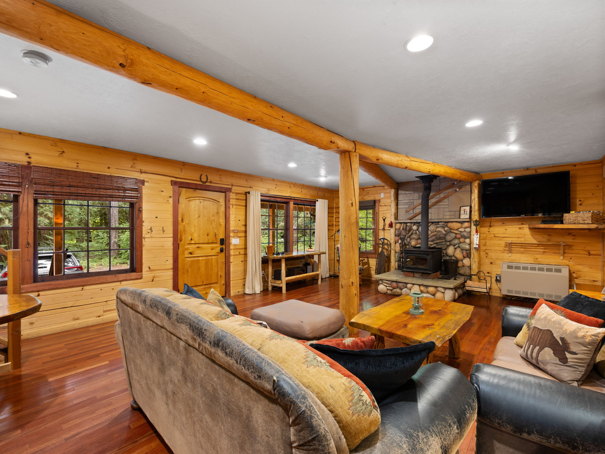 Whispering Pines: Hot Tub Retreat w Sports Court