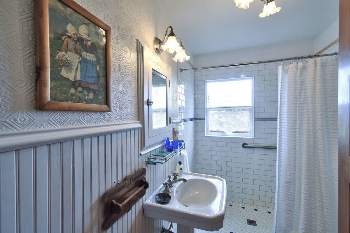 Full bathroom