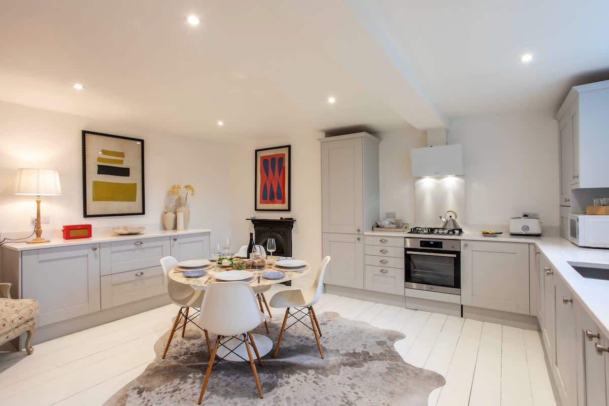 Elegant Walcot Apt - Roof Terrace & Free Parking — Bath, England — vacation rental