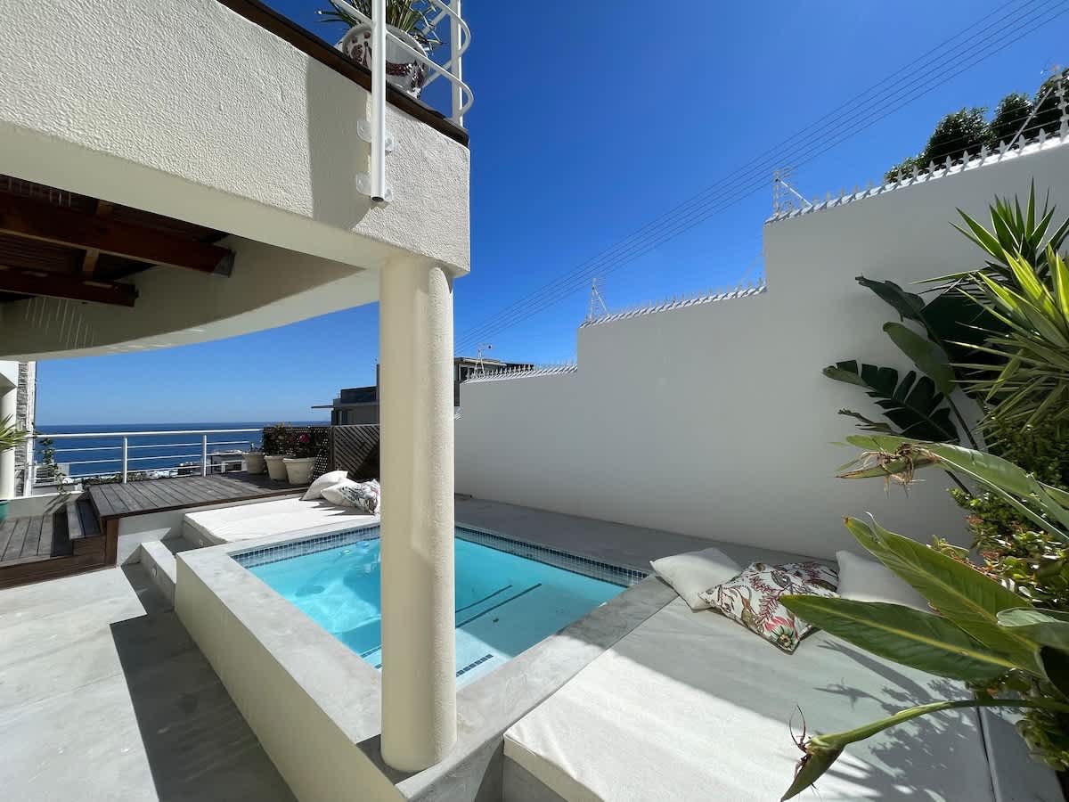 Modern 2 Bedroom Apartment with private pool / BBQ, Seapoint, Cape...