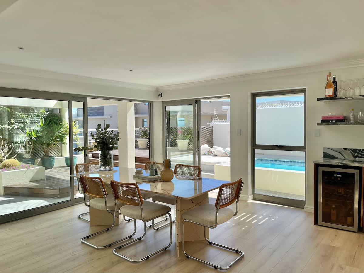 Modern 2 Bedroom Apartment with private pool / BBQ, Seapoint, Cape...