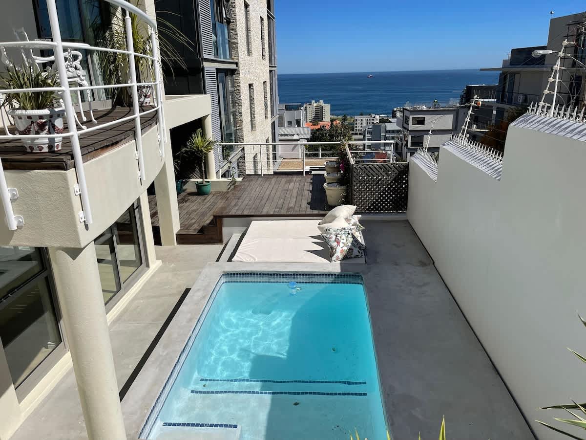 Modern 2 Bedroom Apartment with private pool / BBQ, Seapoint, Cape...
