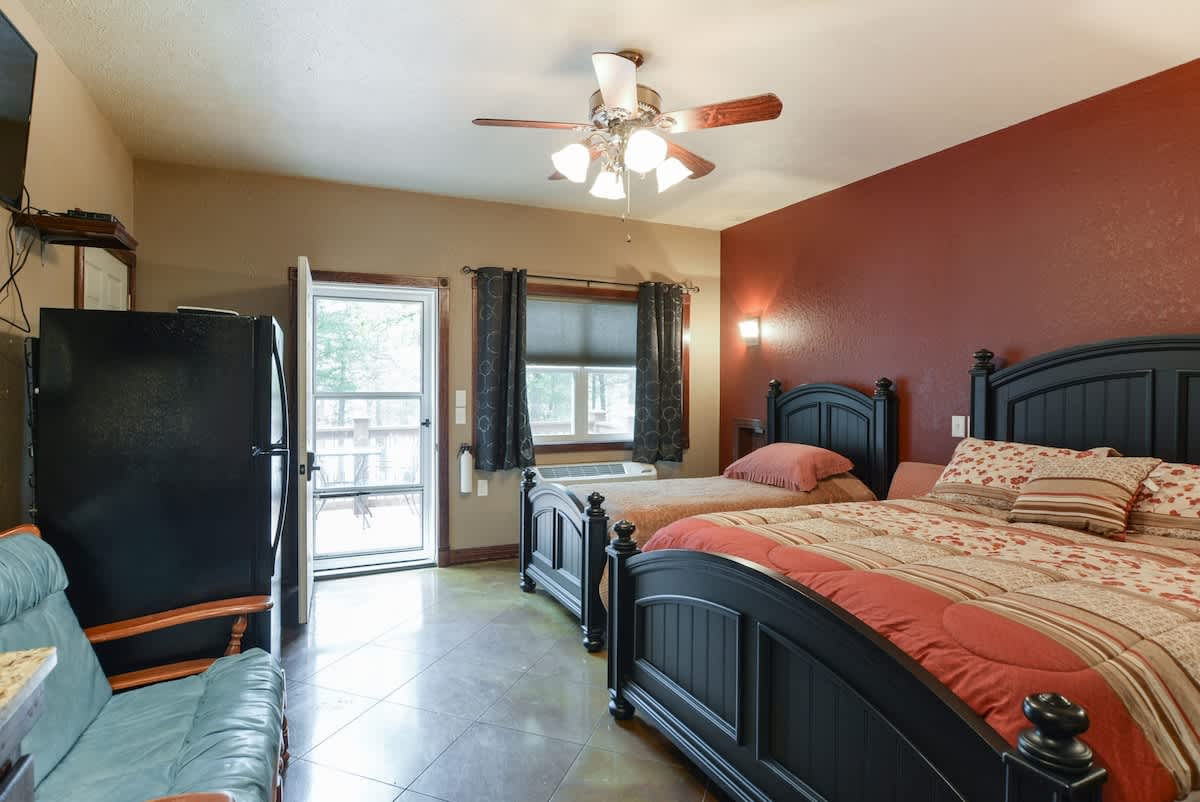 Quail Cove 5 - Wheelchair Accessible Queen + Single Room — Shell Knob, MO — vacation rental