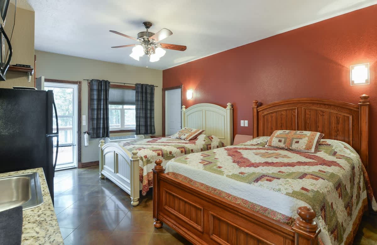 Quail Cove 10 -  Double Queen Room — Shell Knob, MO — vacation rental