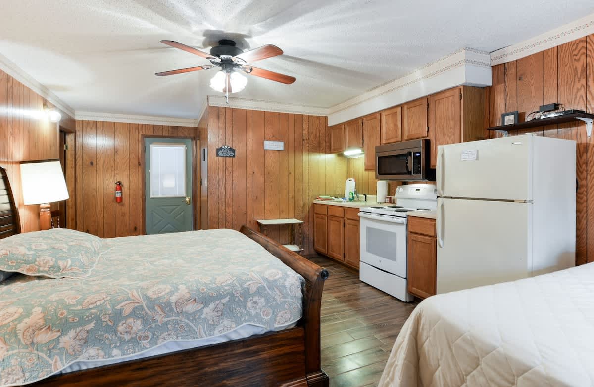 Quail Cove 2 - Economy Double Room — Shell Knob, MO — vacation rental