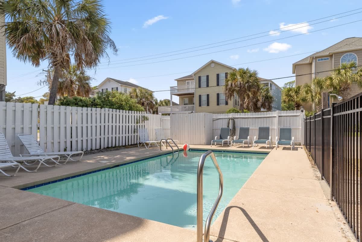 Quaint 3br,Beach View,Pool,Sm Dogs,PI2 — North Myrtle Beach, SC — vacation rental