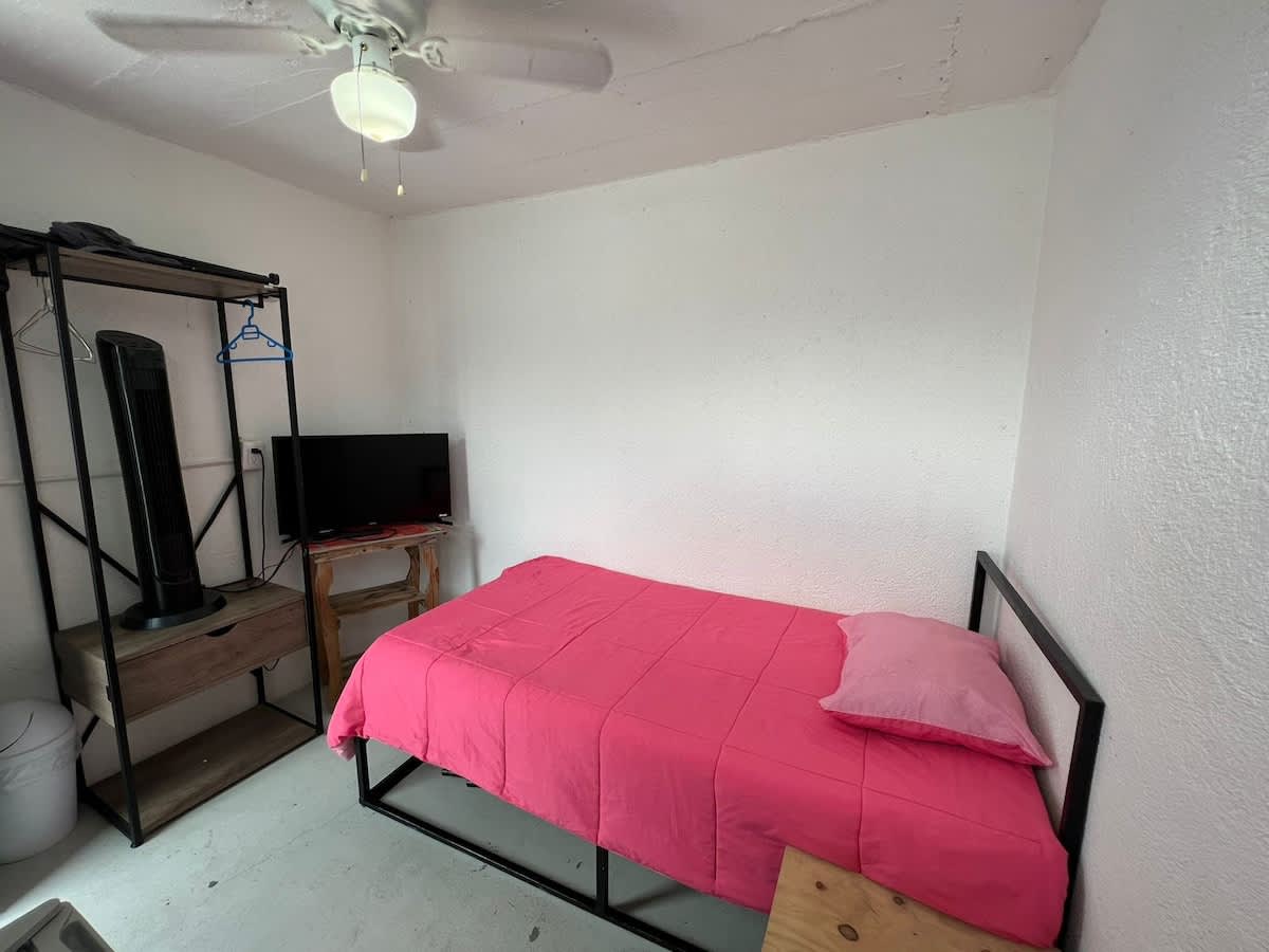 Cuarto de Servicio con AC @ Starbucks La Fuente