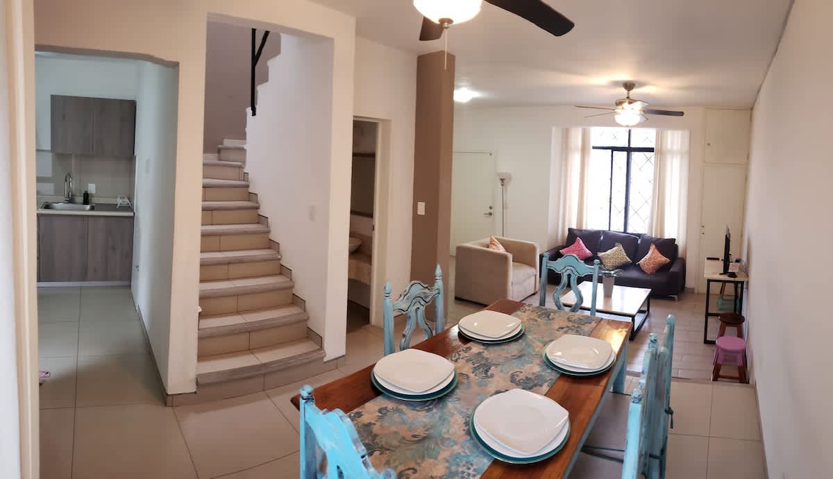 3 BR House (2 AC) +1 Cuarto Servicio @ La Fuente