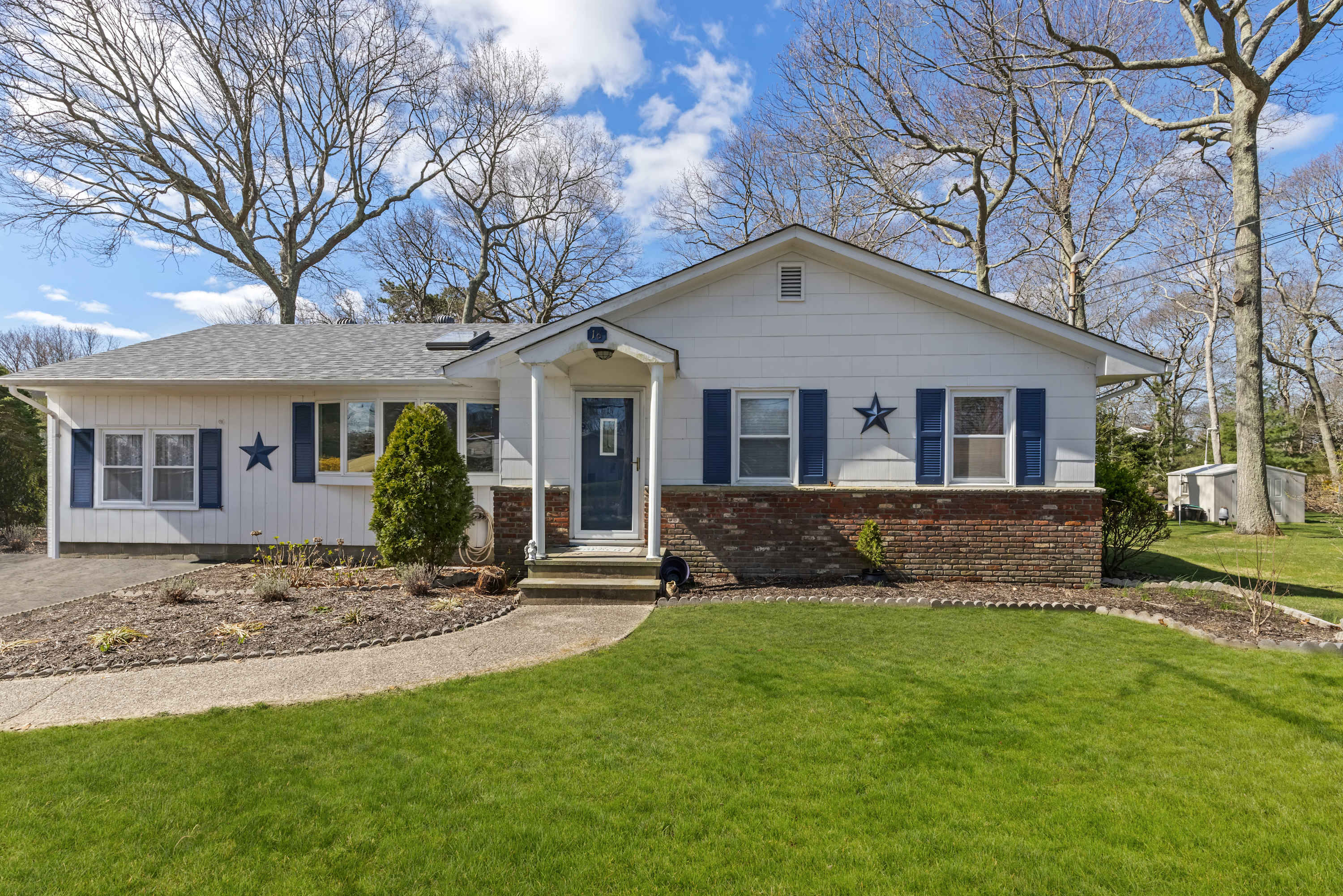 Poppy’s Hampton House | 3BR + Bonus | Near Beach