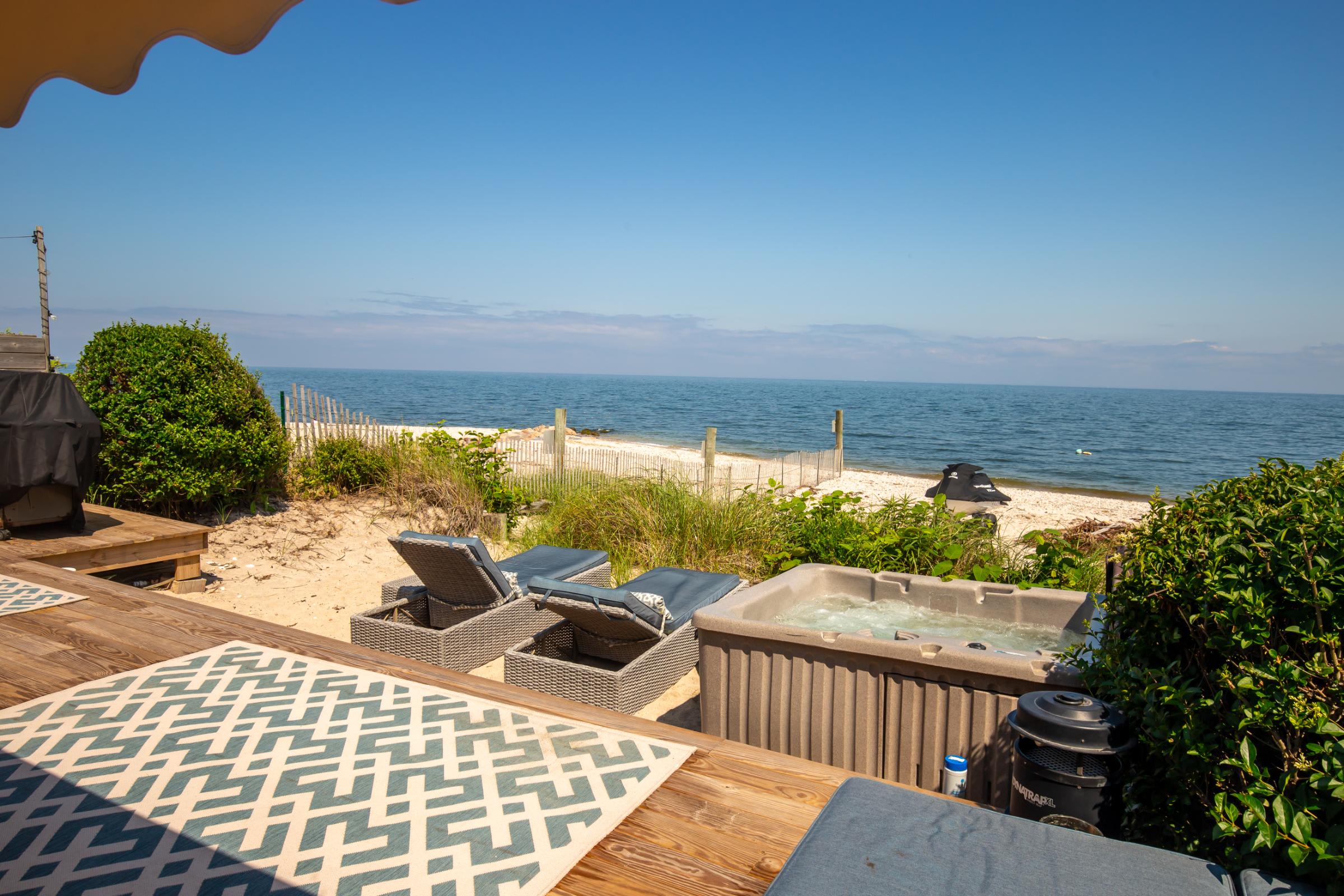 Soundfront Beach House w Hot Tub, Gym & Sauna