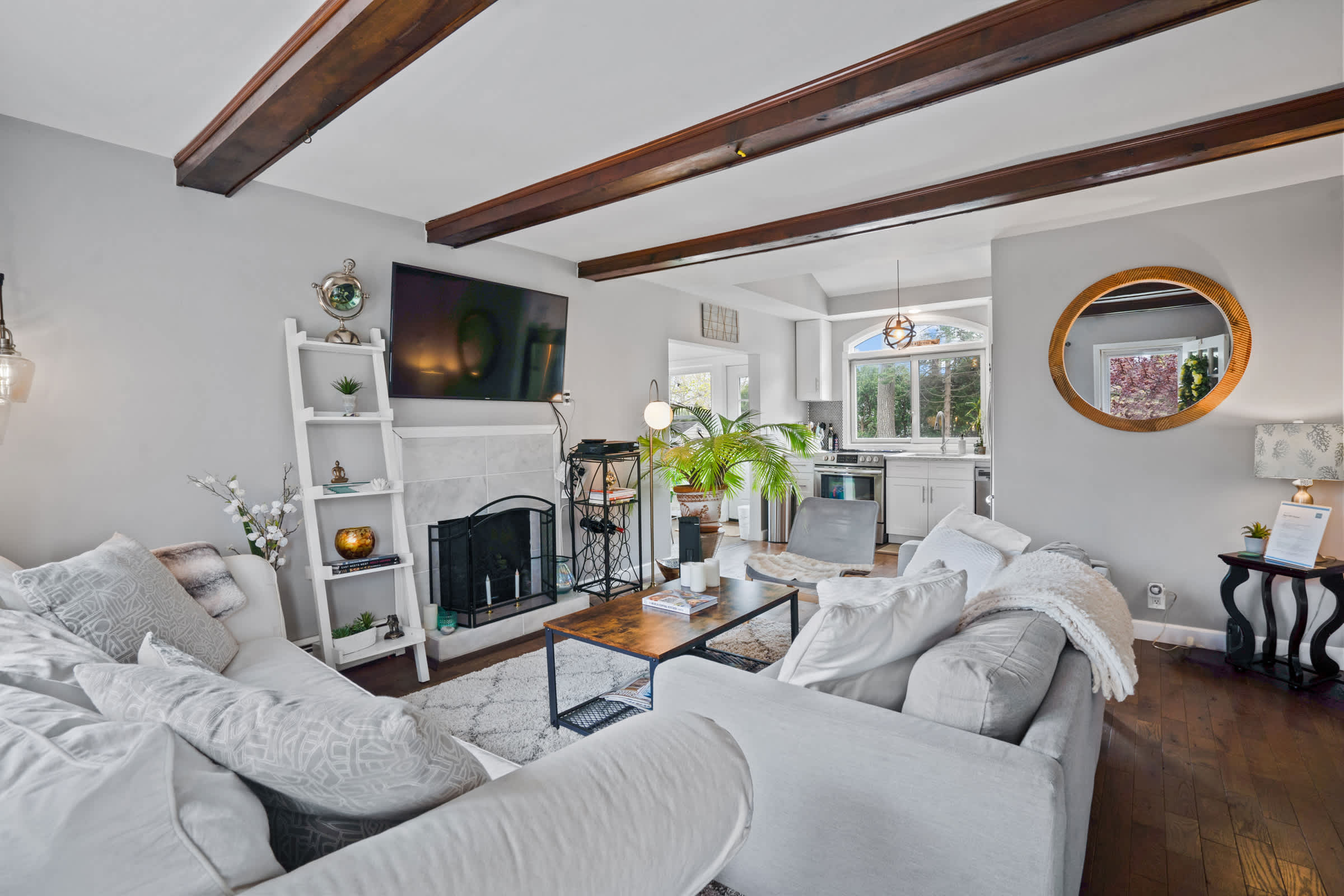 Sea Cliff Charm | 5 Min to Beach, Fire Pit & BBQ
