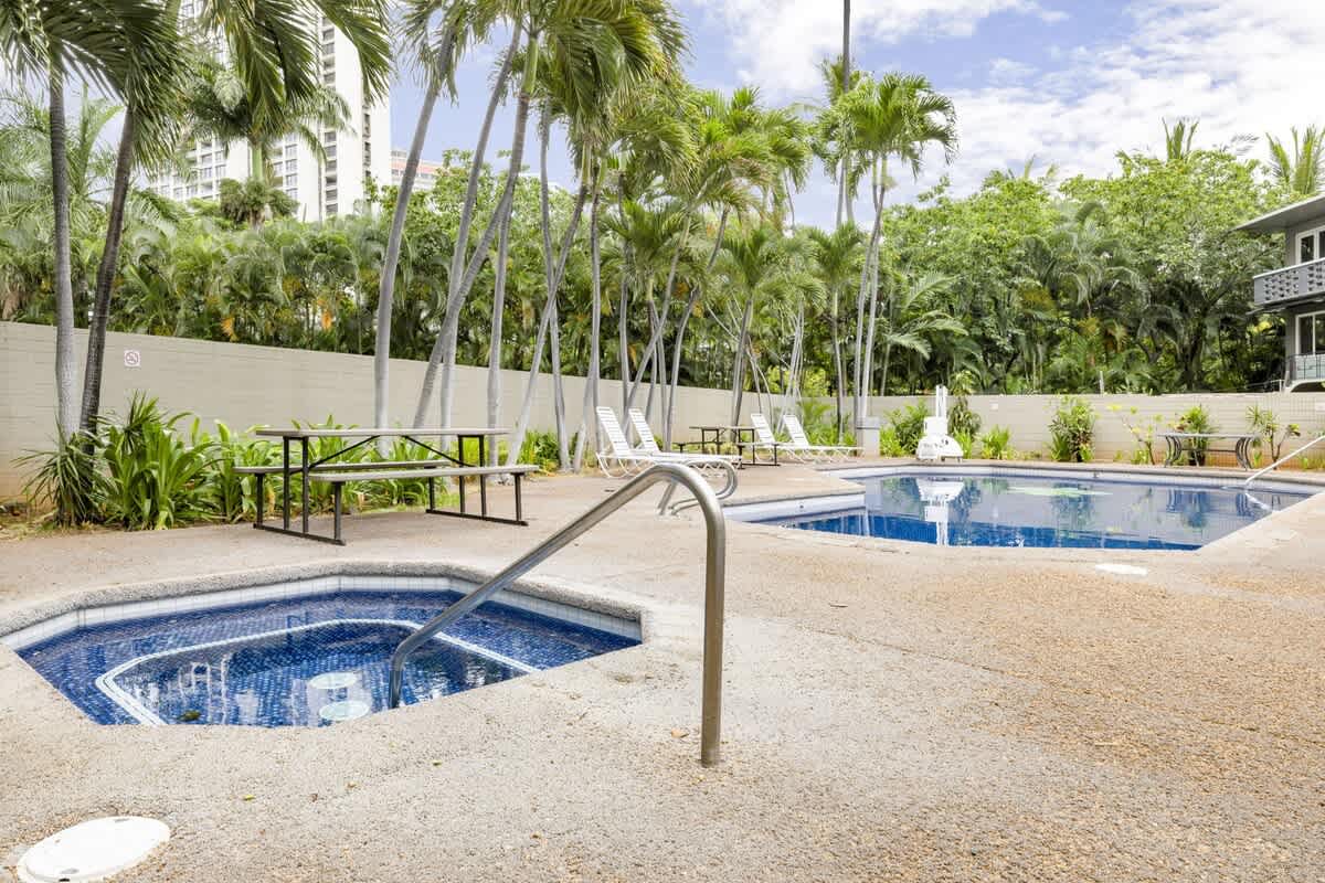 180° Ocean Views, Free Parking & Pool near Waikiki 4
