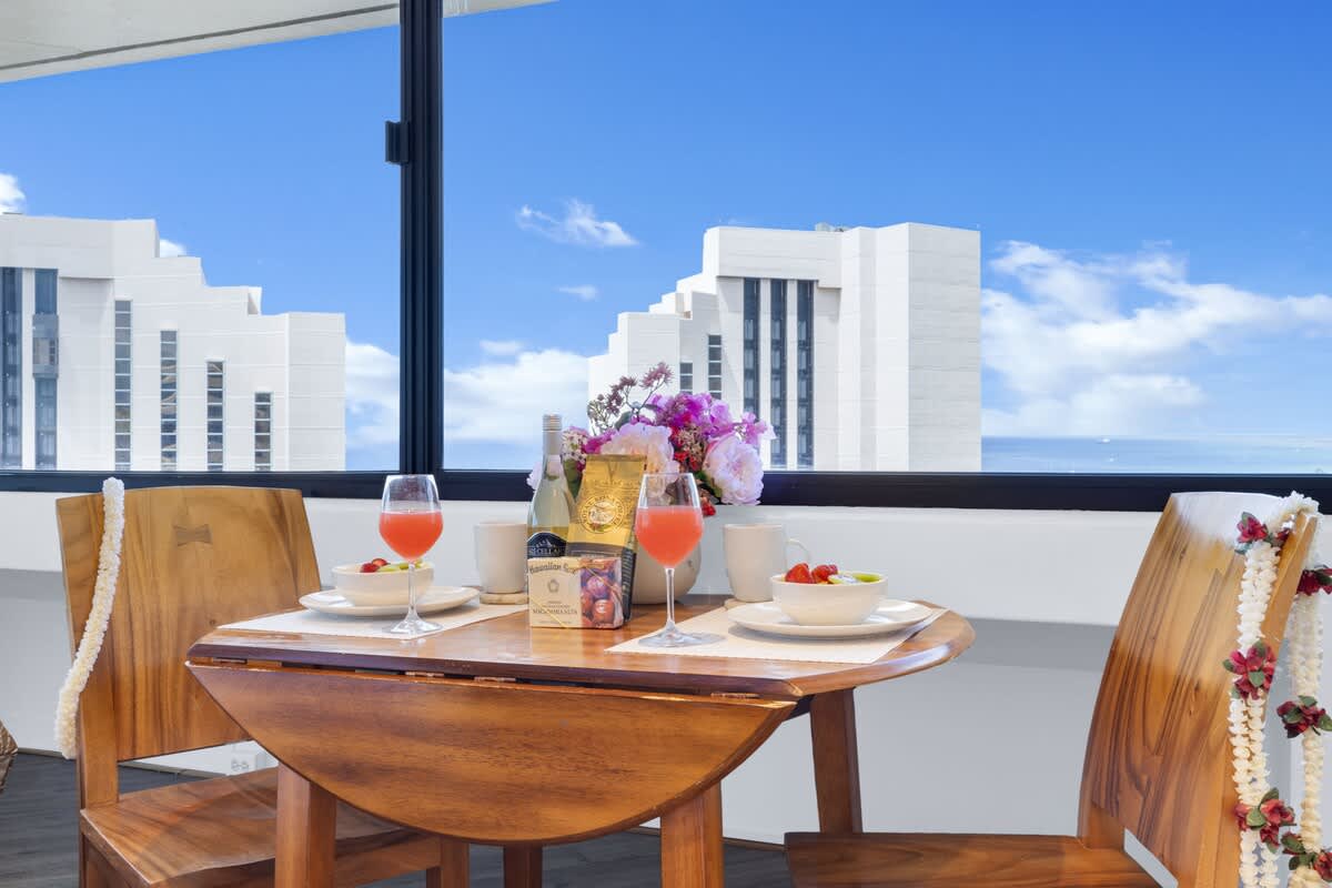 180° Ocean Views, Free Parking & Pool near Waikiki 3