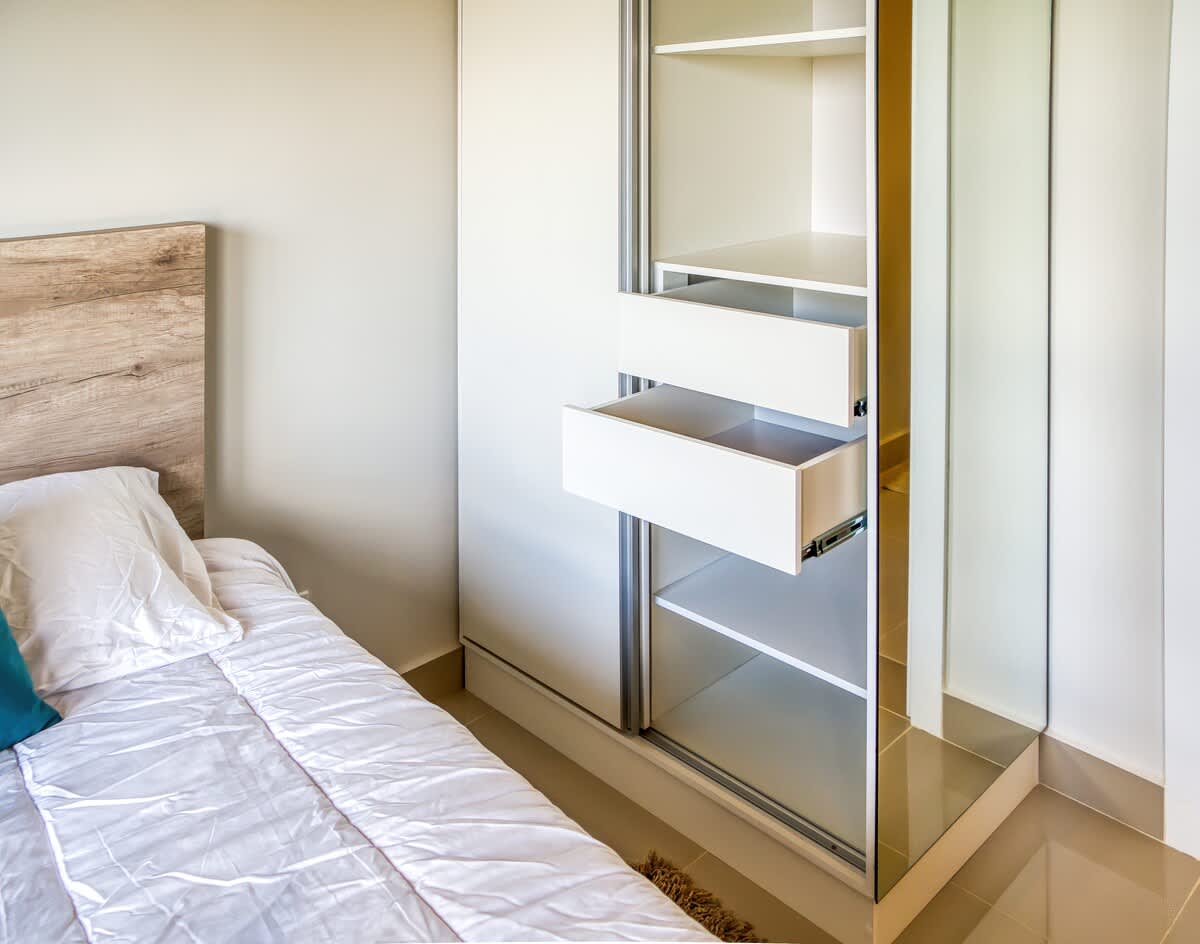 Armario con cajones y perchas