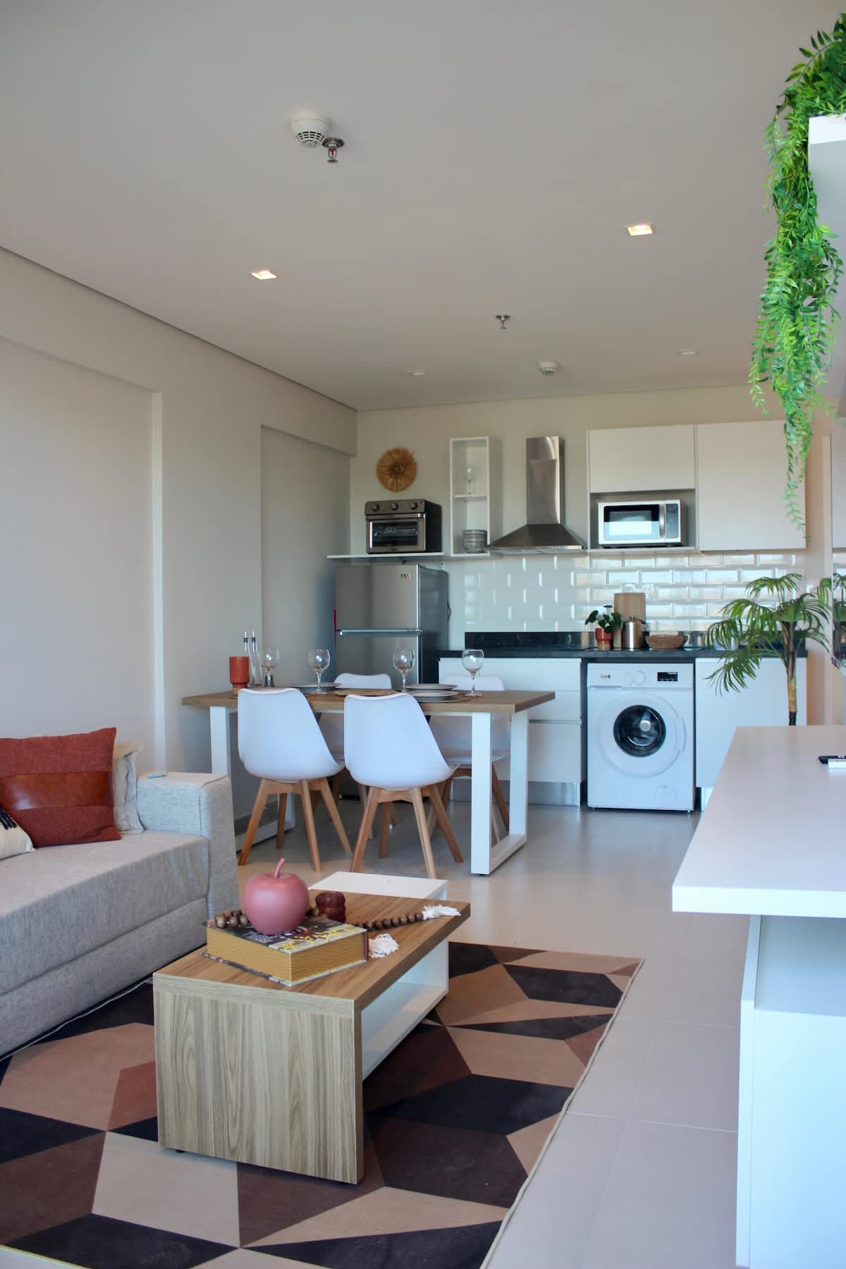 e6121756 4908 4c BrdyQ