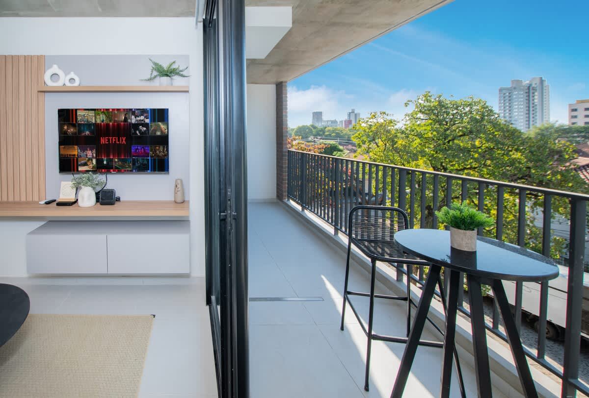 f3798884 6a85 42 lAyOL