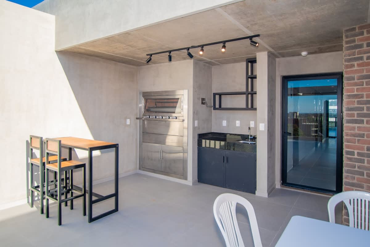 El Edifico cuenta con un quincho al aire libre, sujeto a disponibilidad, reserva previa y con costo de 150.000Gs