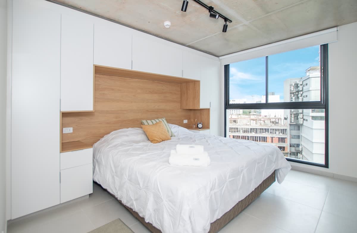 Modern 1BR | Walk to Malls | Gym, Pool & City View