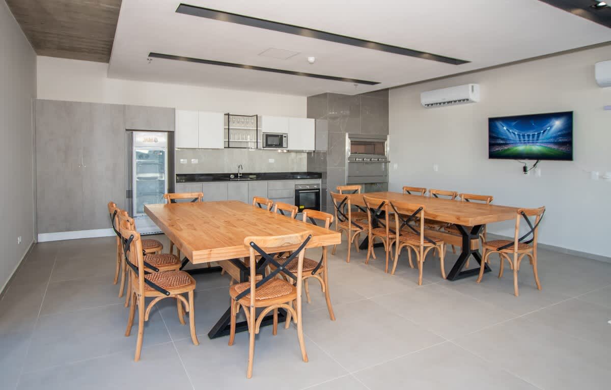 El Edificio cuenta con un quincho climatizado, sujeto a disponibilidad y con costo adicional de 150.000Gs.