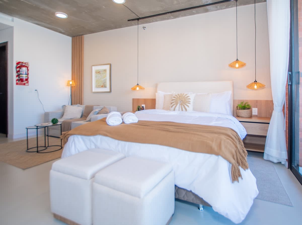 Sunlit Studio: Desk, Gym & Full Kitchen