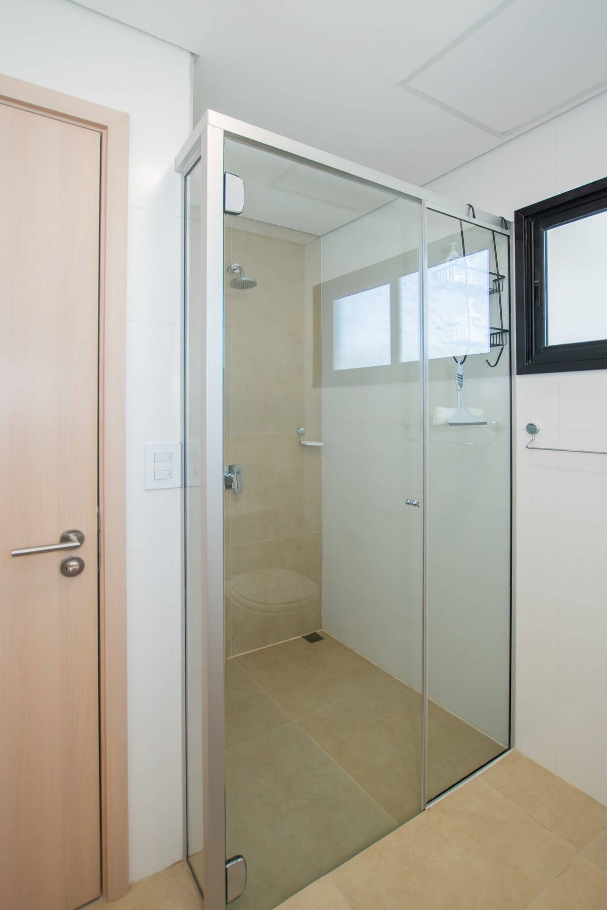 8eda3144 d3eb 4b Ls on