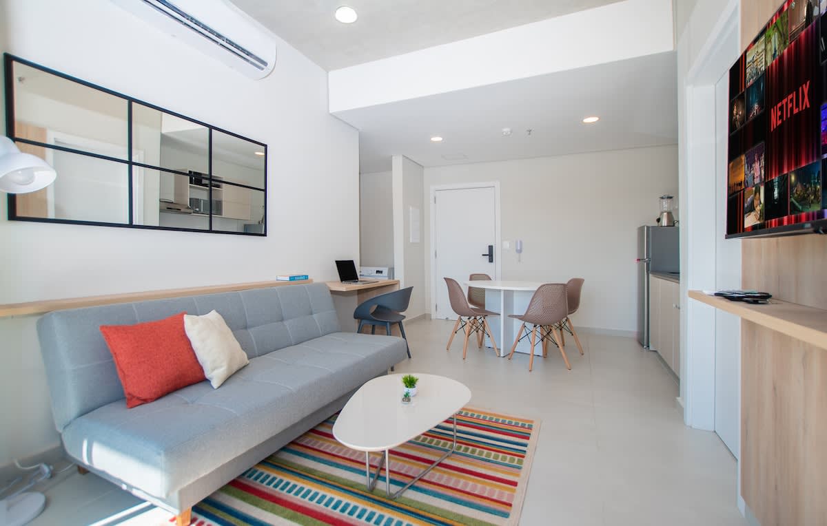 Chic 2BR | Pool & BBQ Lounge | 10 mins to Shopping