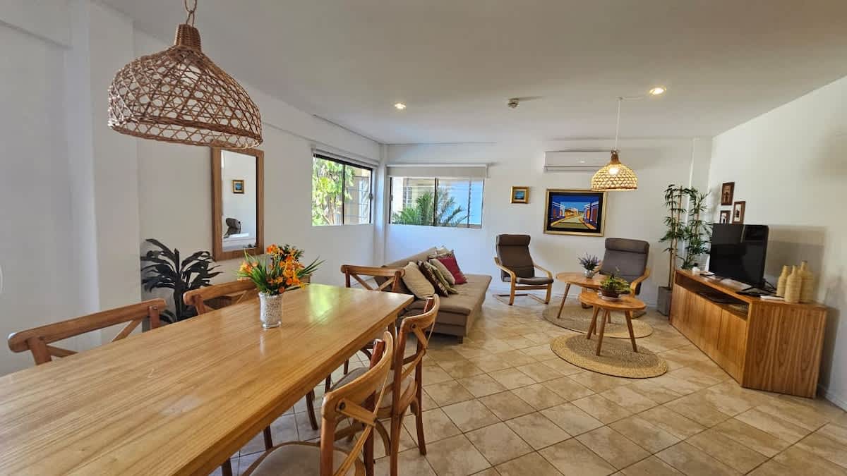 Bright Spacious Duplex-Style 2BR Apt