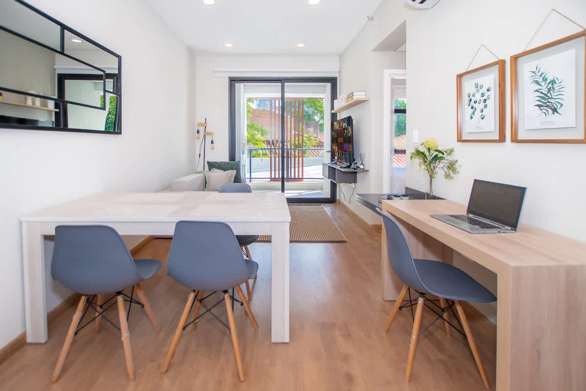 Stylish 1BR |King bed| Pool, Gym, BBQ | Prime Area