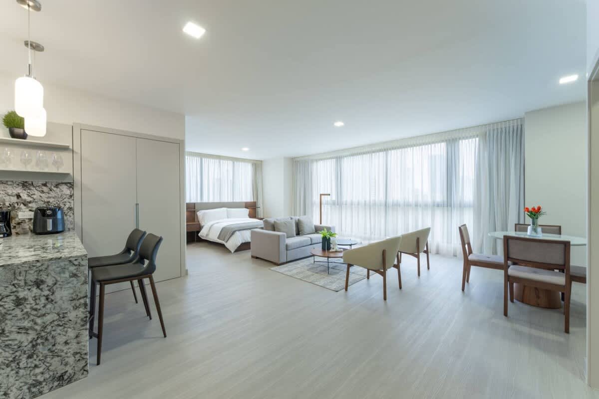 Serviced 2 bedroom w/ City Views, Panama