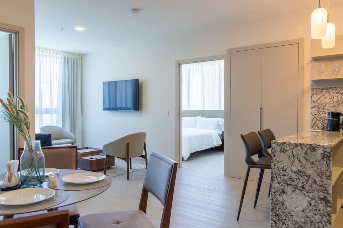 Furnished Deluxe Condo Suite 2 Bedroom Apartment