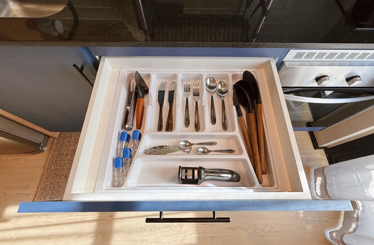 Kit Tramontina completo: talheres, abridor de vinho, afiador de faca, prendedores de cozinha e acessórios de qualidade para o dia a dia.