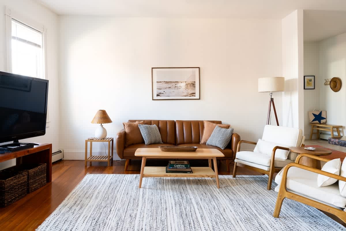 Cozy 2BR/2BA Apt on Broadway — Newport, RI — vacation rental