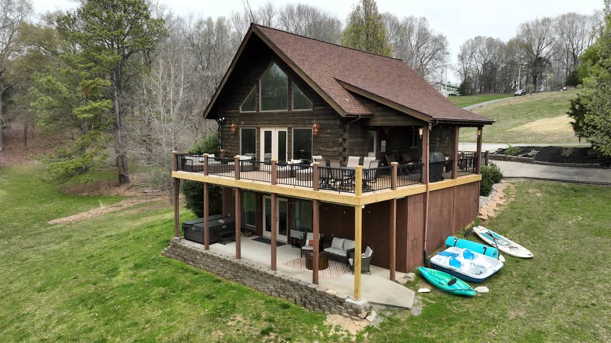 Ridge Hideaway • Cozy Lakefront Escape — Cadiz, KY — vacation rental