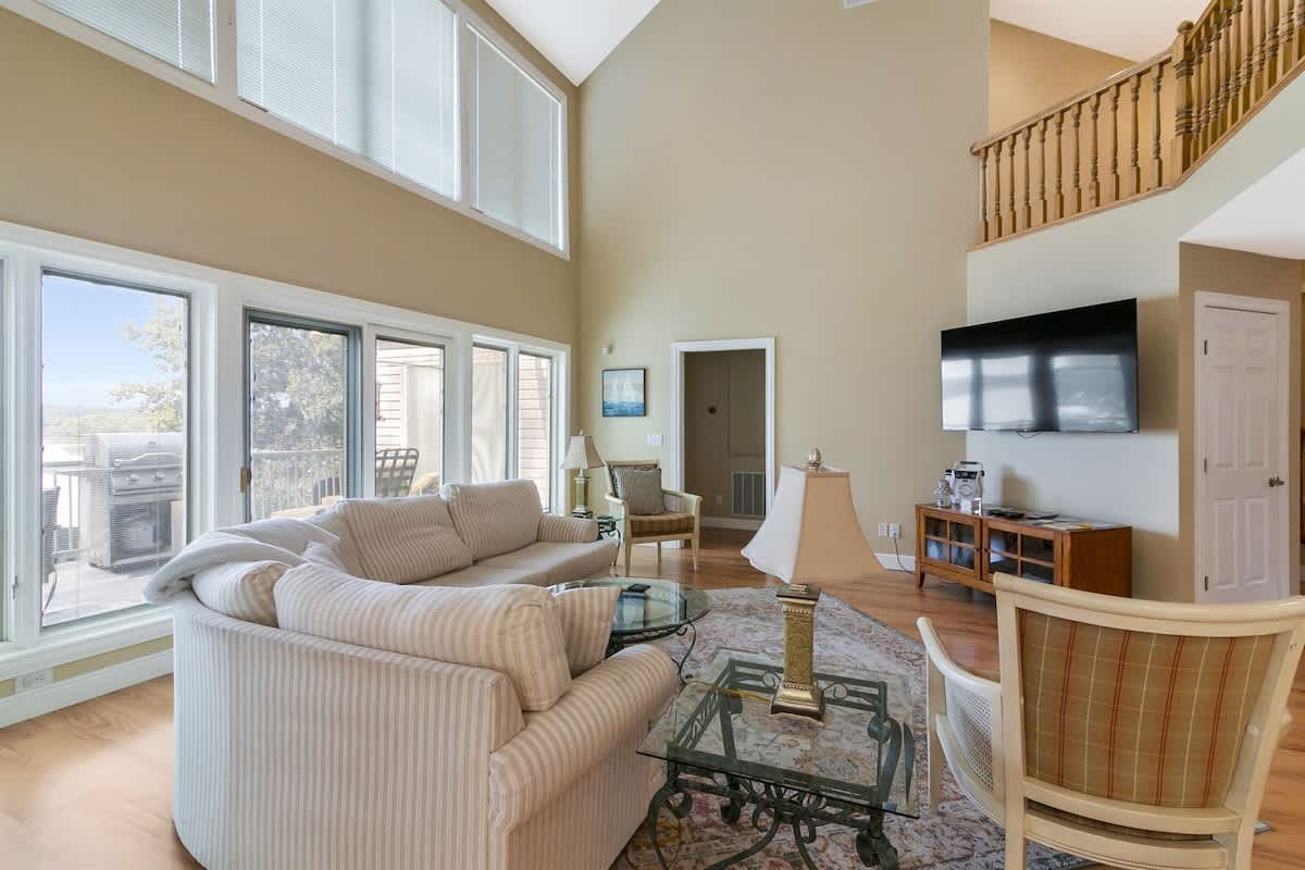 Lakehouse Retreat • Theater & Pool Table — Cadiz, KY — vacation rental